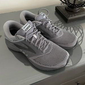 Brooks running tennis shoes